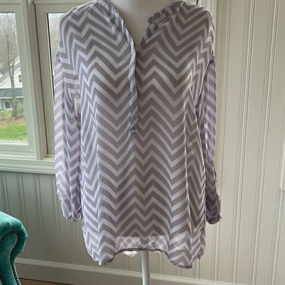 Ana blouse, grey and white chevron, 100% polyester, sleeves roll up and button o - Picture 1 of 5